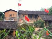 Nùng ethnic hamlet attracts tourists with traditional rammed earth houses