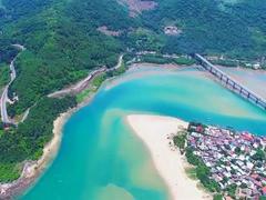 Lăng Cô Bay, a gem among the world's most beautiful bays
