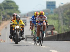 Cyclists face traffic jam at Bến Tre Cycling event
