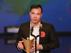Vinh receives Cup of Victory as best athlete