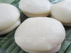 Bánh giầy cakes, ancient symbols of gratitude