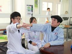 Japanese volunteer helps stroke patients