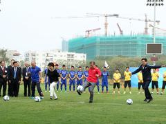 SOUTH KOREAN PRESIDENT PLAYS FOOTBALL IN HN