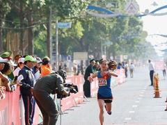 Anh, Thoa win marathon events at Tiền Phong newspaper run