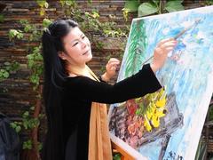 Female artist depicts beauty of women and nature