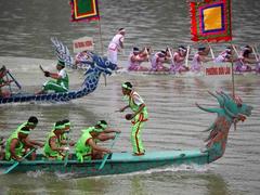 Traditional boat race livens temple festival