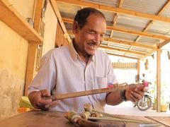 The last carving artisan of an ethnic tribe