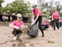 Finalists of Miss Việt Nam 2018 join beach cleaning activity