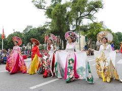 Street festival wows local and foreign visitors