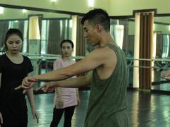 Quân makes contemporary dance for VNOB