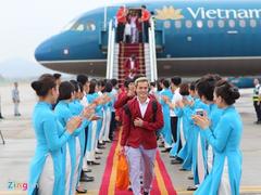 Thousands of fans welcome the Việt Nam team home
