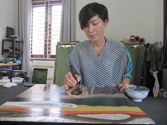 Japan woman loves VN lacquer art