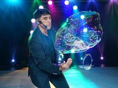 Bubble maestro Fan Yang is back to dazzle Hanoian audience