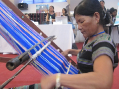 Brocade weaving network revives traditional handicraft