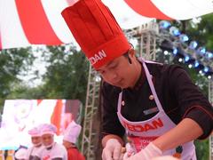 Master Chef cooks in Hà Nội