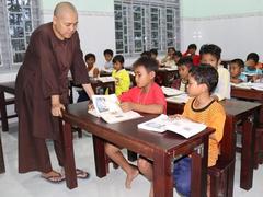 Free class for poor students at Long Cát Pagoda
