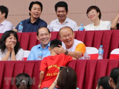 Coach Park Hang-seo meets pupils in Phú Thọ