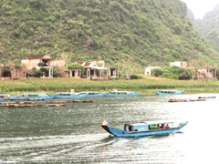 Phong Nha villagers rowing against the current