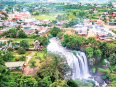 Đà Lạt's waterfall attracts tourists