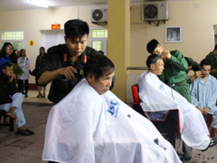 Free haircuts for patients at Hà Tĩnh General Hospital