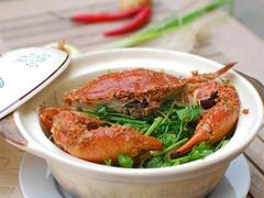 Crab with XO sauce and glass noodles in a clay pot ​​​​​​​
