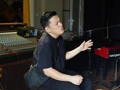 Pop star Trường’s online concert highlights famous songs in late 90s