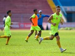 Overseas Vietnamese midfielder chooses beautiful game over high-flying career