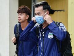 Vietnamese footballers  help prevent  COVID-19 pandemic