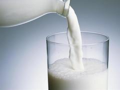 Simple ways to nurture face skin with milk