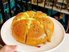 5 places in Hà Nội you can order cream cheese garlic bread while social distancing