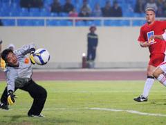 Goalie Long suffers ligament injury