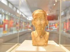 An untold story behind the bust of Uncle Hồ