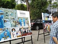 Photo exhibition reviews VN’s fight against pandemic