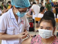 Quảng Ninh to give booster shots to all adults by early next year