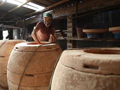 Keeping fire of Vĩnh Hồng pottery craft alive