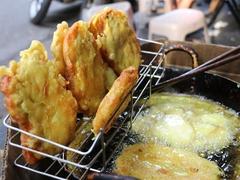 Fried banana pancakes a perfect winter warmer in Hà Nội