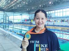 Fifteen-year-old swimmer Vân makes a splash