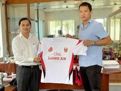 Striker Anh Đức comes out of retirement to join Long An