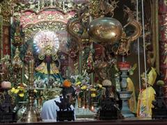 Pray for luck at Ông Pagoda