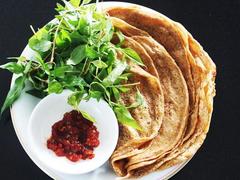 Must-try grilled-fish rice crepe in Quy Nhơn town
