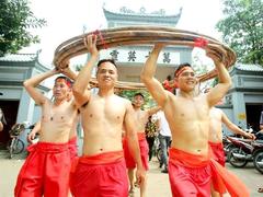 The long history of sitting tug of war in Hà Nội