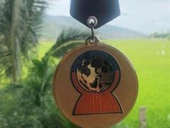 Midfielder Triền auctions his medal to raise money to fight COVID-19 pandemic
