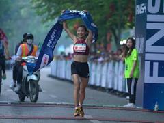Oanh and Lượng win VPBank Hanoi Marathon