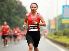 'Barefoot Queen' returns to marathon glory