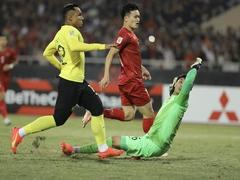 Việt Nam beat Malaysia 3-0 despite early red card