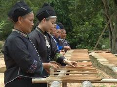 Nùng U ethnic minorities maintain traditional incense making