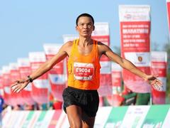 'Old man' Tuấn sets out to conquer SEA Games marathon