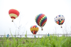 Hot air balloon festival takes to the skies in Hà Nội