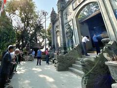 Tourists flock to Hùng Kings' Temple for festival