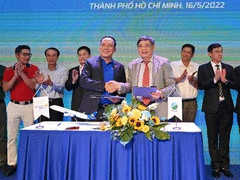 Vietravel Airlines signs a co-operation agreement with the Việt Nam Golf Tourism Association